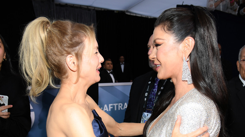  Renée Zellweger rit en étreignant Catherine Zeta-Jones