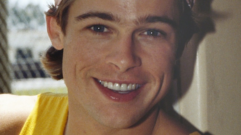 Brad Pitt en débardeur, souriant