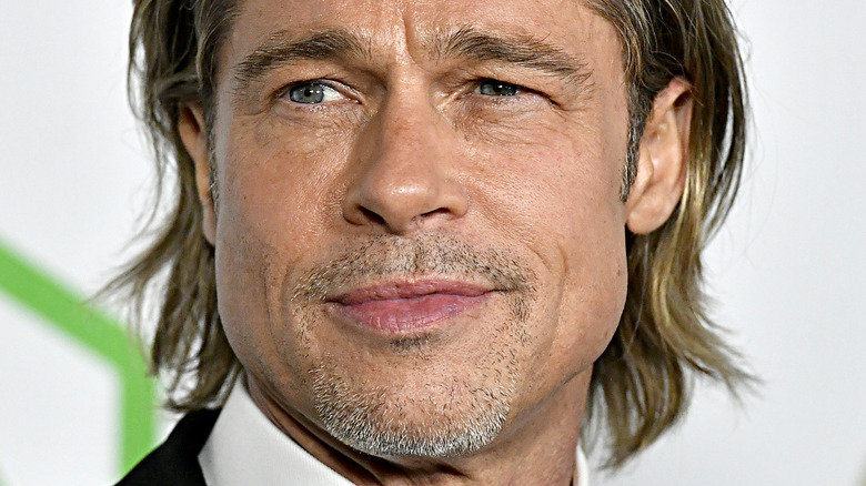 Brad Pitt regarde sur le côté