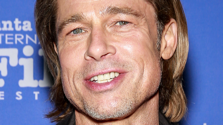 Brad Pitt avec la tête penchée en arrière