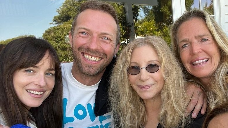 Dakota Johnson et Chris Martin posant avec Barbra Streisand
