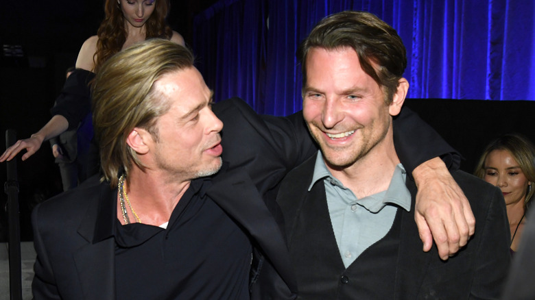 Brad Pitt et Bradley Cooper s'embrassent et rient