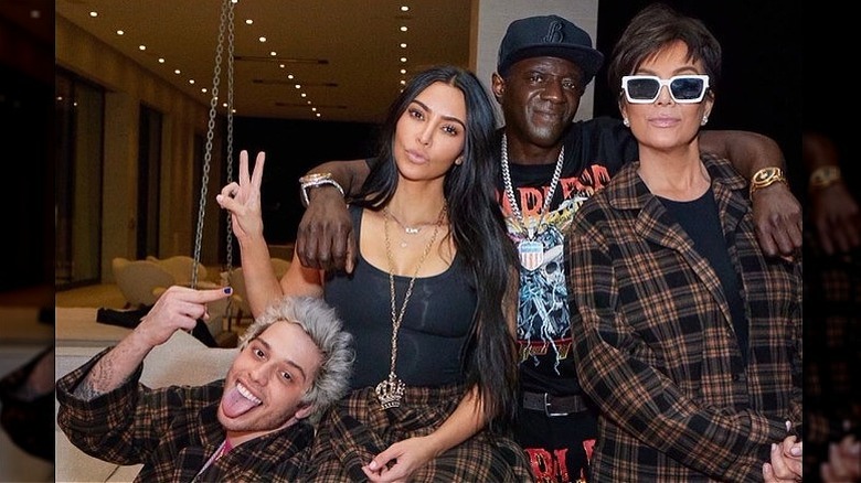 Kim Kardashian, Pete Davidson, Flavor Flav et Kris Jenner célèbrent