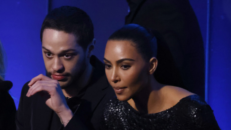 Kim Kardashian et Pete Davidson lors d'un événement 