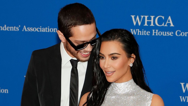 Kim Kardashian et Pete Davidson lors d'un événement 