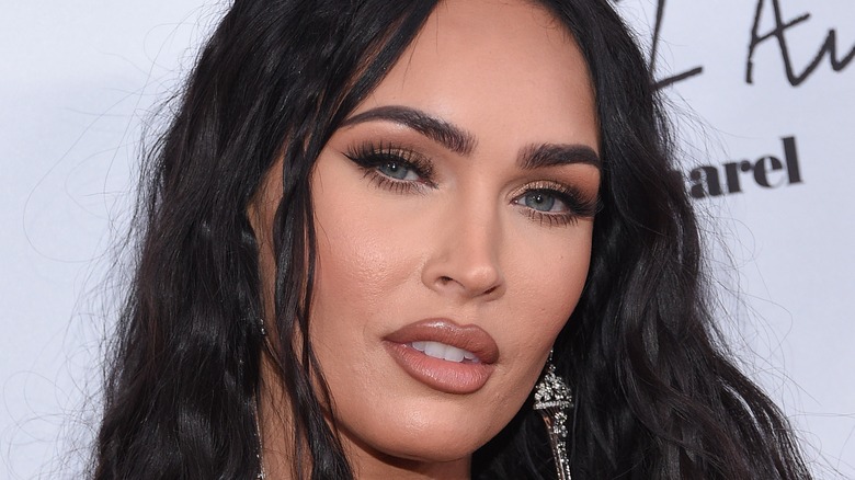 Megan Fox lors d'un événement, regardant la caméra