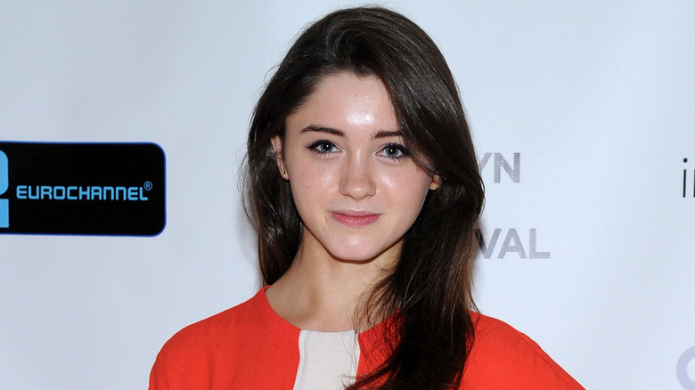 Natalia Dyer posant sur le tapis rouge