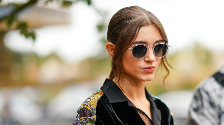 Natalia Dyer porte des lunettes de soleil