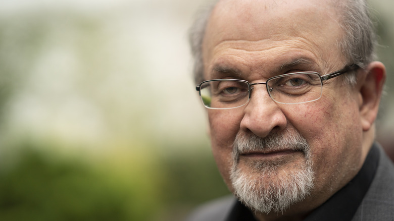 Salman Rushdie porte des lunettes transparentes avec une barbiche grise