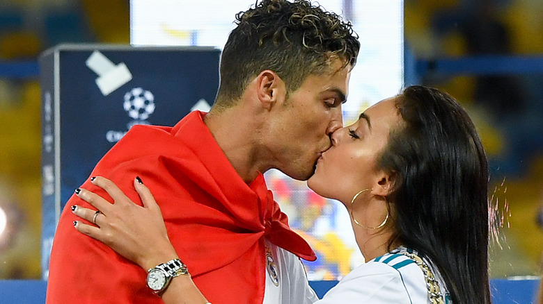 Cristiano Ronaldo et Georgina Rodriguez s'embrassent en 2018