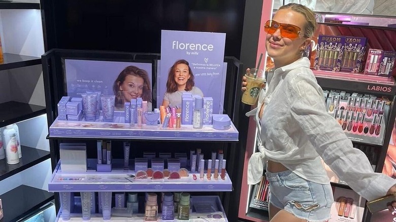 Millie Bobby Brown posant avec des produits de beauté