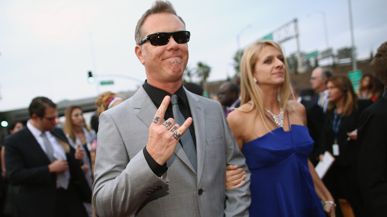 James et Francesca Hetfield arrivent aux Grammys