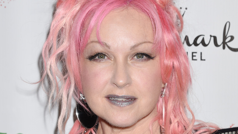 cyndi lauper cheveux roses