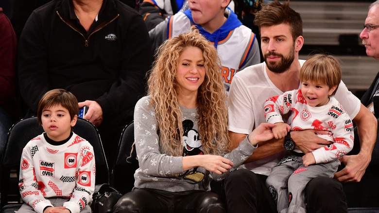 Shakira, Gerard Piqué et leurs enfants lors d'un match de sport