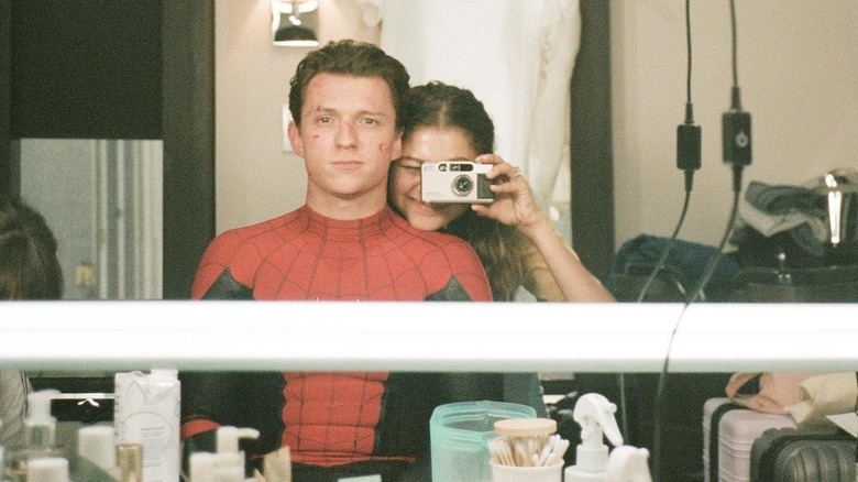 Zendaya prend un selfie miroir avec Tom Holland