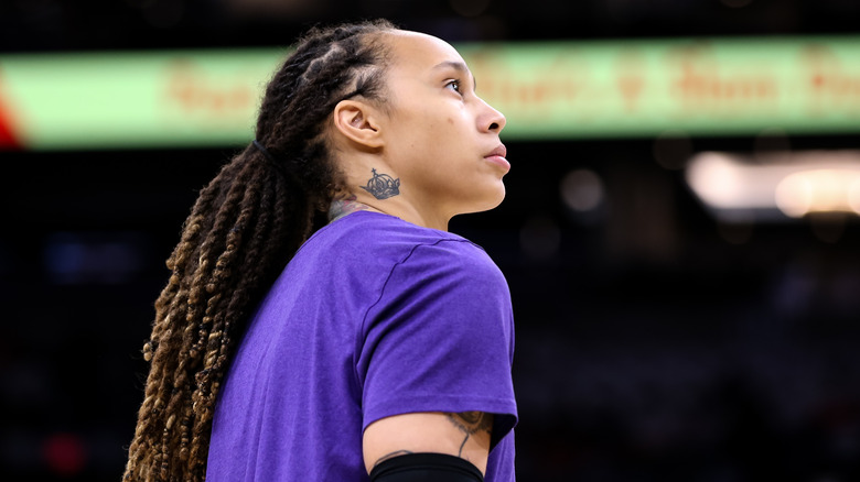 Brittney Griner regarde fixement 