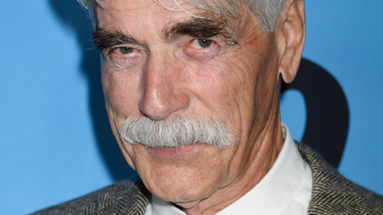 Sam Elliott regarde la caméra