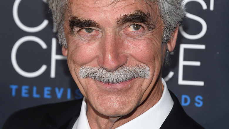 Sam Elliott regardant vers le haut