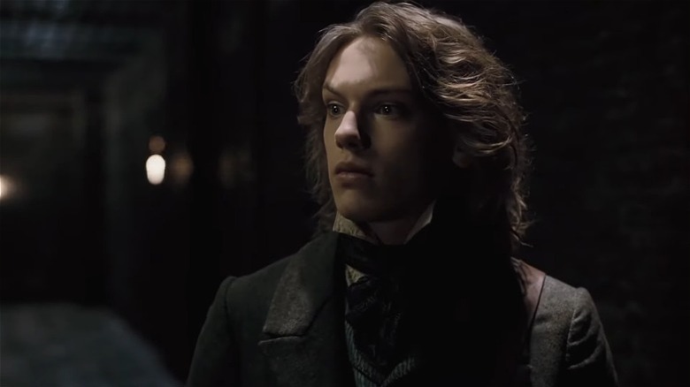 Jamie Campbell Bower dans le rôle d'Anthony, l'air surpris