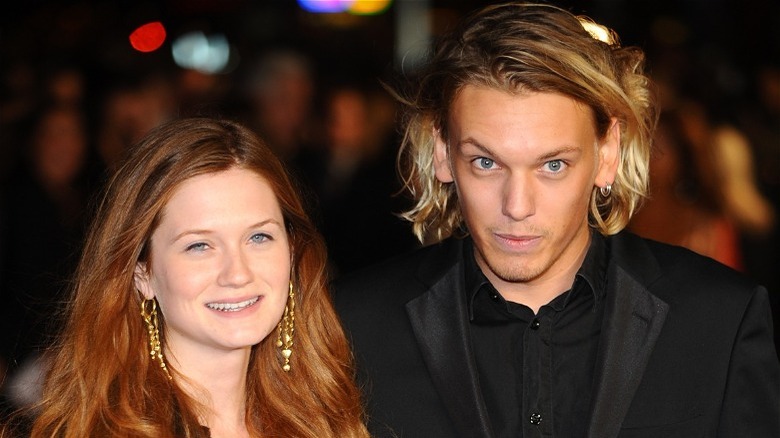 Bonnie Wright et Jamie Campbell Bower, souriant