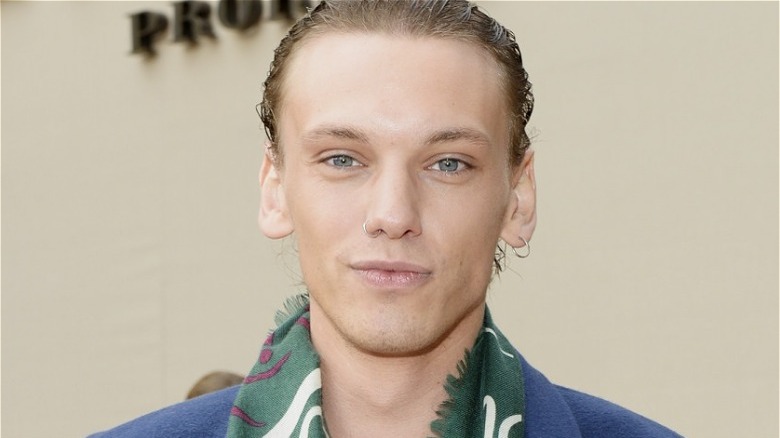 Jamie Campbell Bower lors d'un événement Burberry, posant