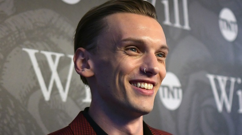 Jamie Campbell Bower souriant