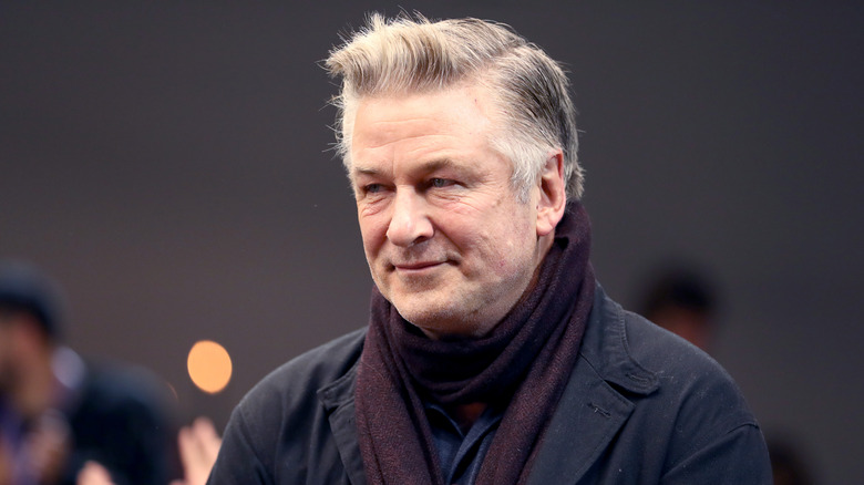 Alec Baldwin portant une écharpe noire