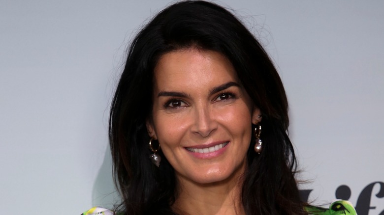 Angie Harmon sourit