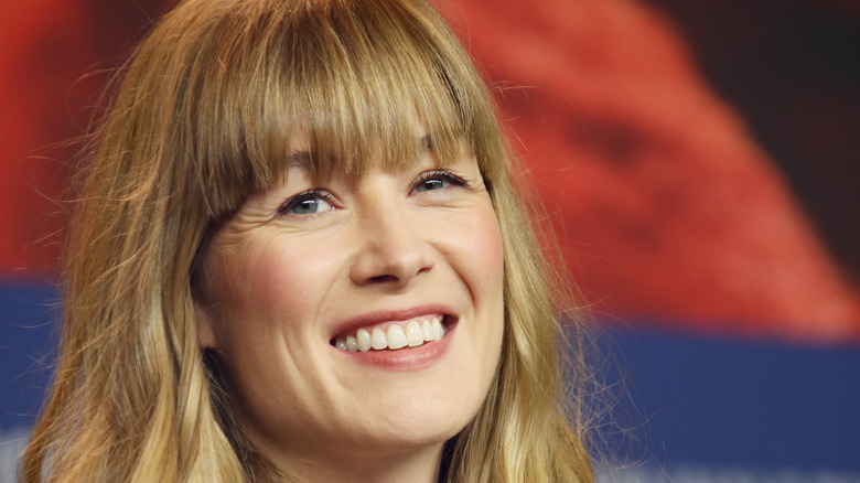 Rosamund Pike souriant