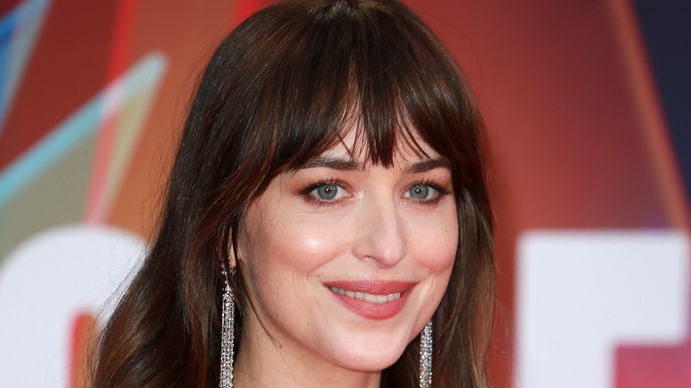 Dakota Johnson sourit