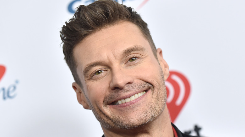 Ryan Seacrest souriant