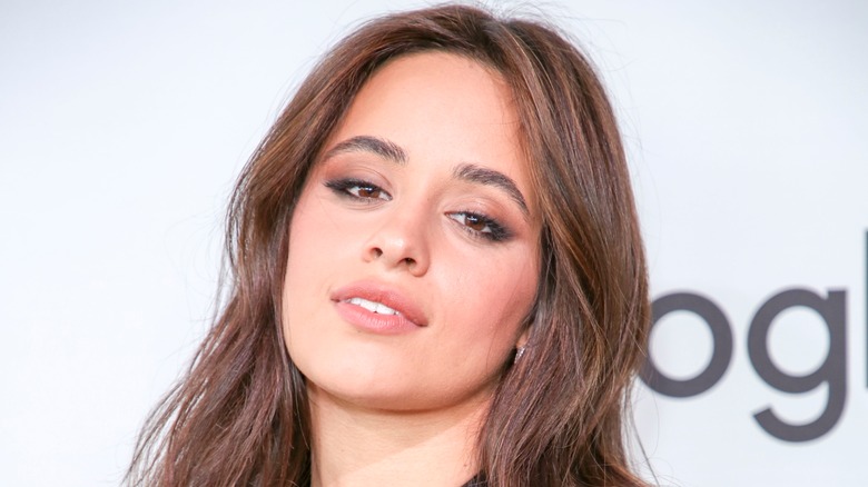 Camilla Cabello posant