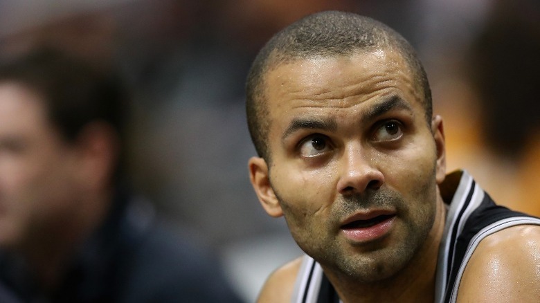 Tony Parker regarde de côté