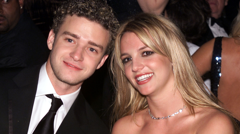 Britney Spears et Justin Timberlake sourient 