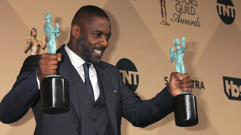 Idris Elba tenant deux prix SAG