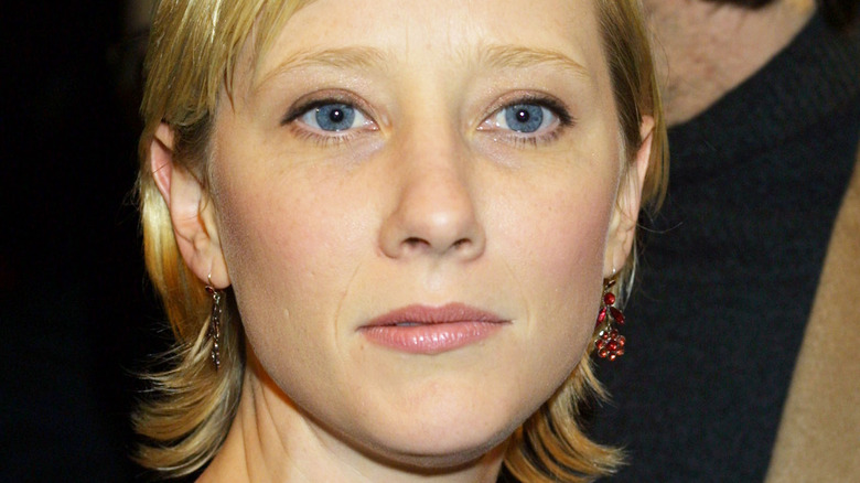 Anne Heche l'air sérieux