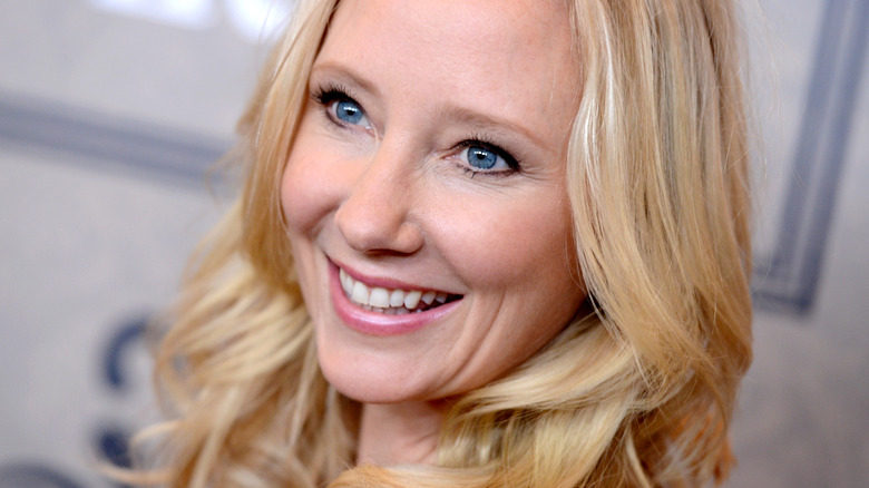 Anne Heche sourit