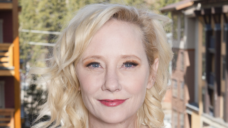 L'actrice Anne Heche sourit