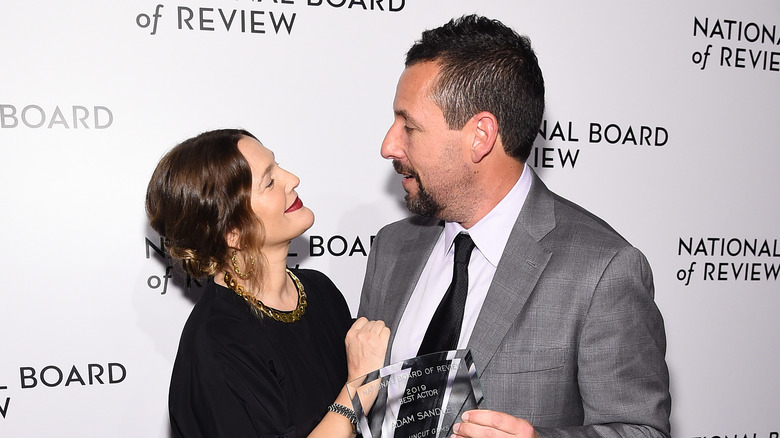 Drew Barrymore et Adam Sandler souriant