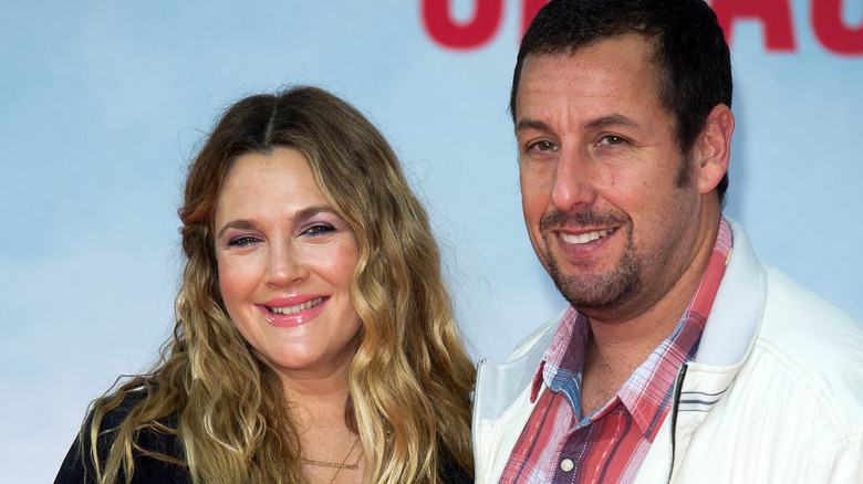 Drew Barrymore et Adam Sandler souriant