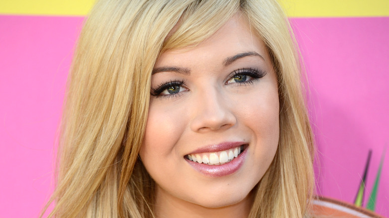 Jennette McCurdy souriante