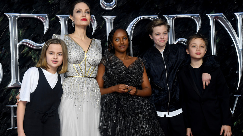 Angelina Jolie pose avec ses enfants 