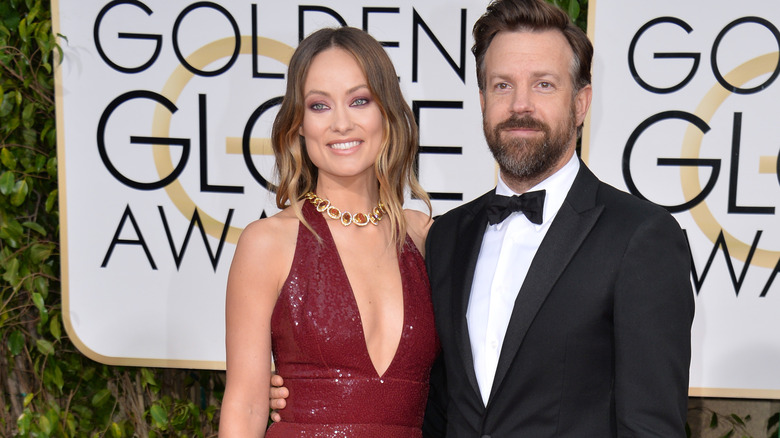 Olivia Wilde et Jason Sudeikis posent 