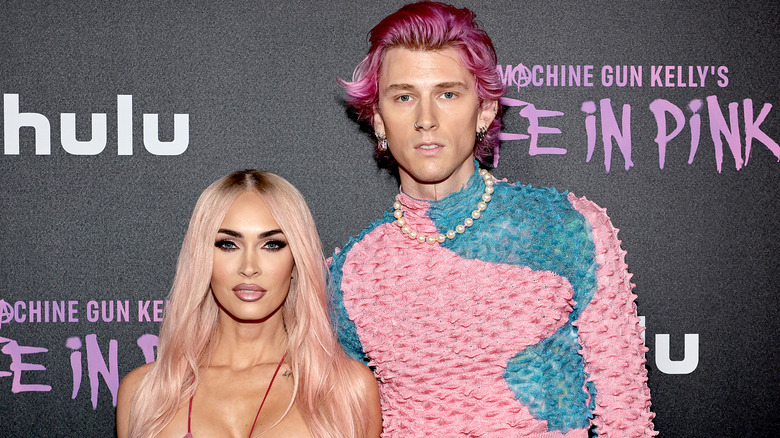 Megan Fox et Machine Gun Kelly posant ensemble