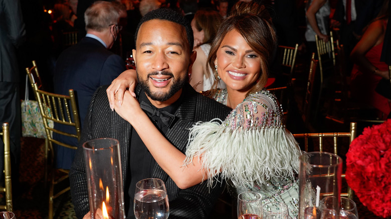 Chrissy Teigen et John Legend souriants