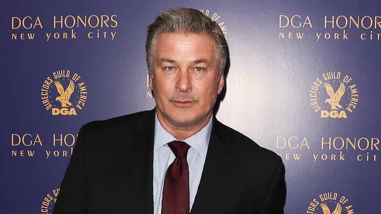 Alec Baldwin posant