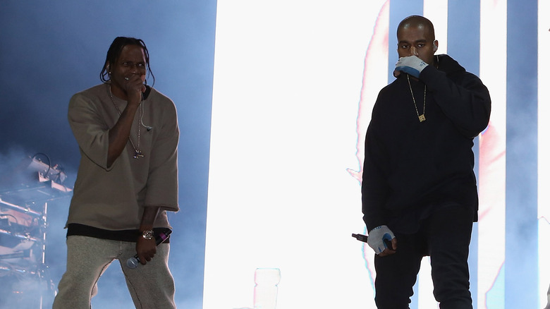 Pusha T et Kanye West sur scène, jouant