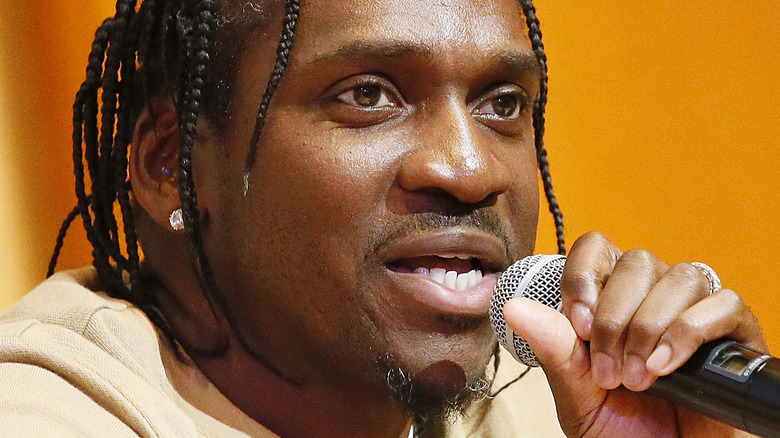 Pusha T parle dans un micro