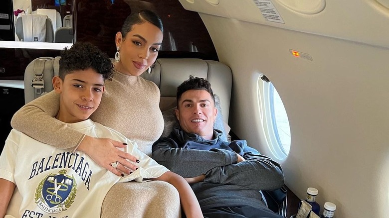 Georgina Rodriguez passe le bras autour de Junior et Cristiano Ronaldo