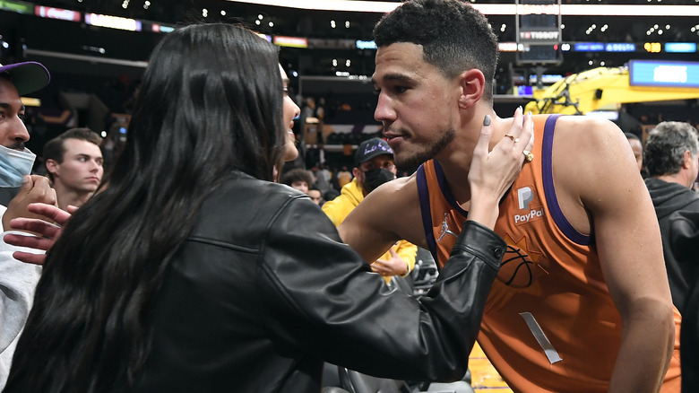 Kendall Jenner et Devin Booker #1 des Phoenix Suns